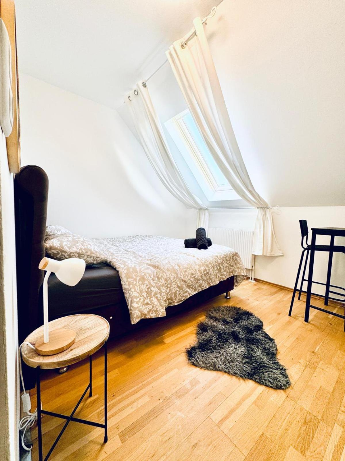 In A Shared Apt 6-min Drive To Schoenbrunn * Vienna