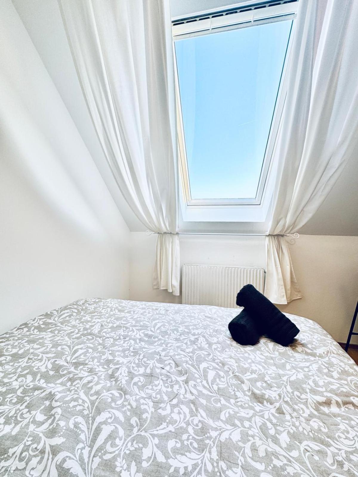 In A Shared Apt 6-min Drive To Schoenbrunn Apartment Vienna