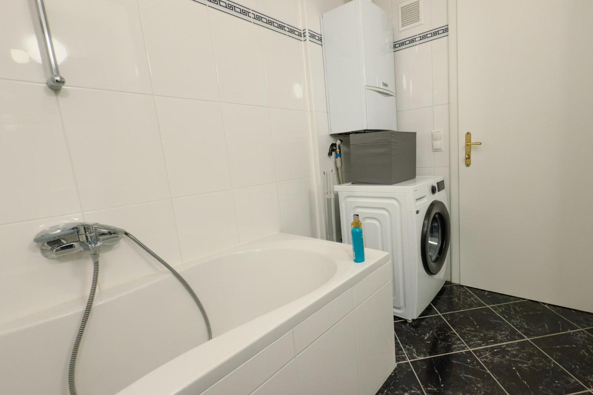 Apartment 110qm, 4 Bedrooms, Near Schoenbrunn - Axara Housing Osw 33 *