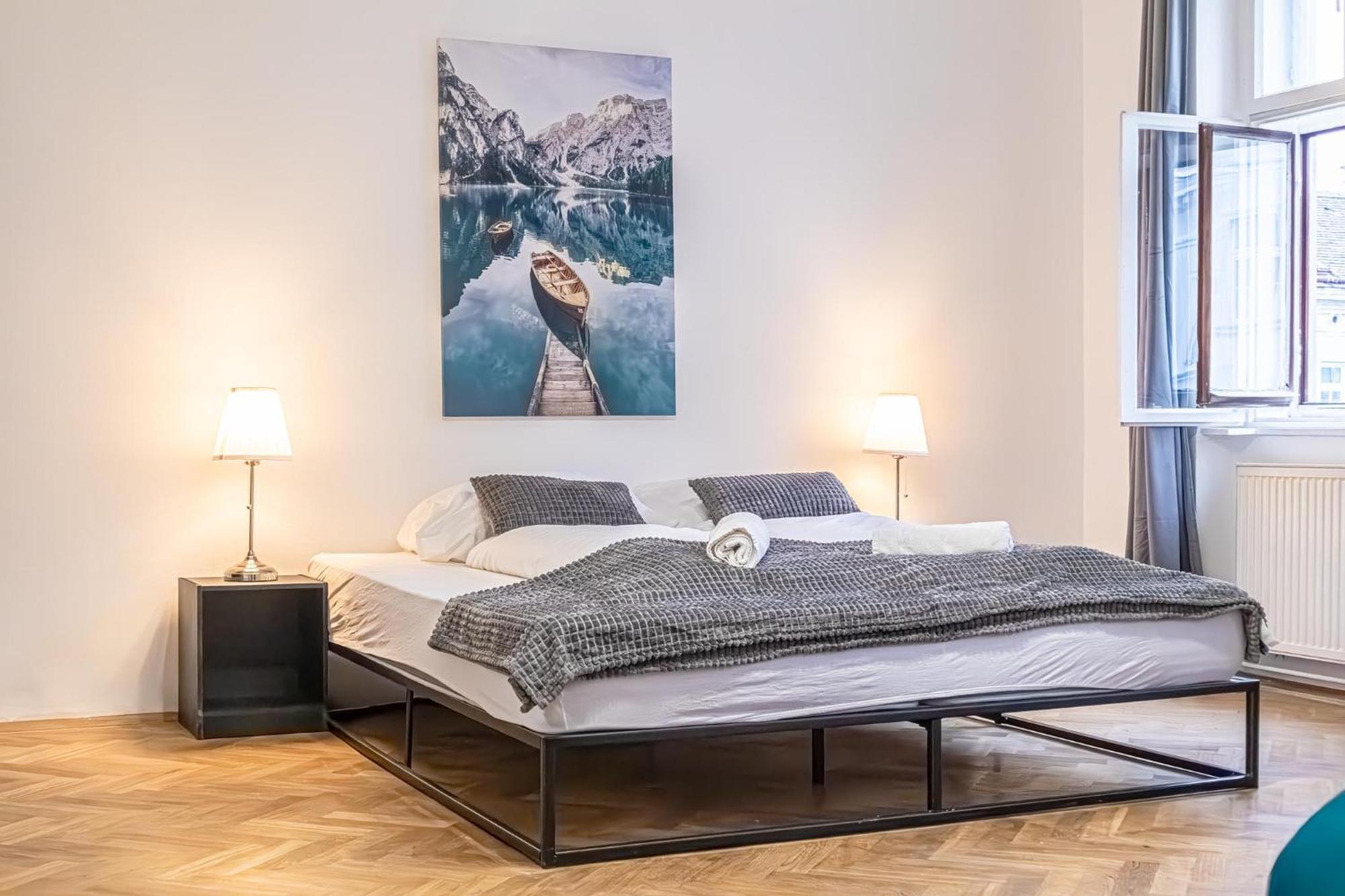 Apartment Spacious 2br -near Wiener Stadthalle Burggassewiener Well Located