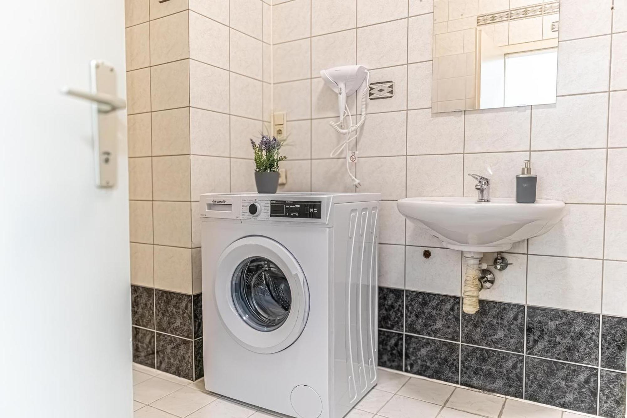 Apartment Spacious 2br -near Wiener Stadthalle Burggassewiener Well Located