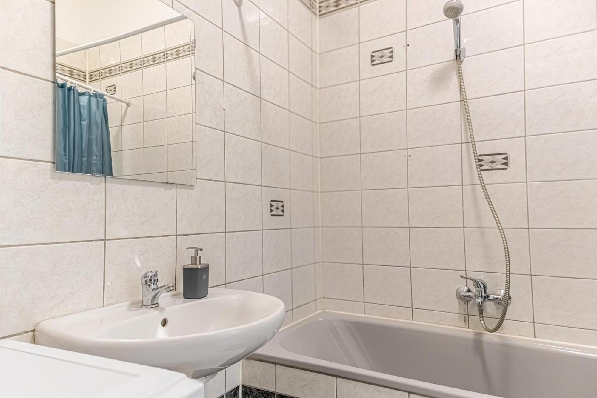 Spacious 2br -near Wiener Stadthalle Burggassewiener Well Located *