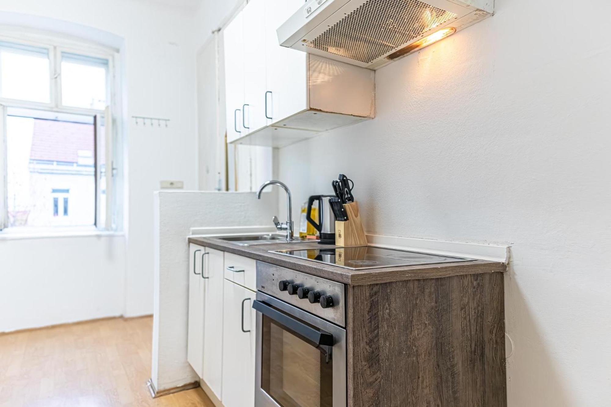 Spacious 2br -near Wiener Stadthalle Burggassewiener Well Located Apartment