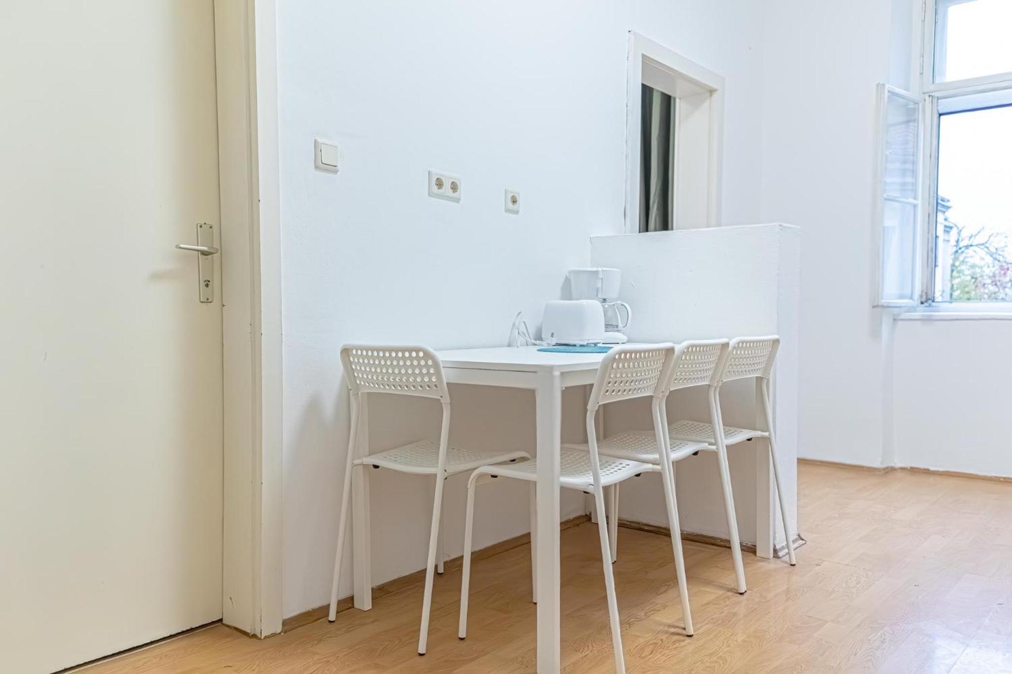 Spacious 2br -near Wiener Stadthalle Burggassewiener Well Located