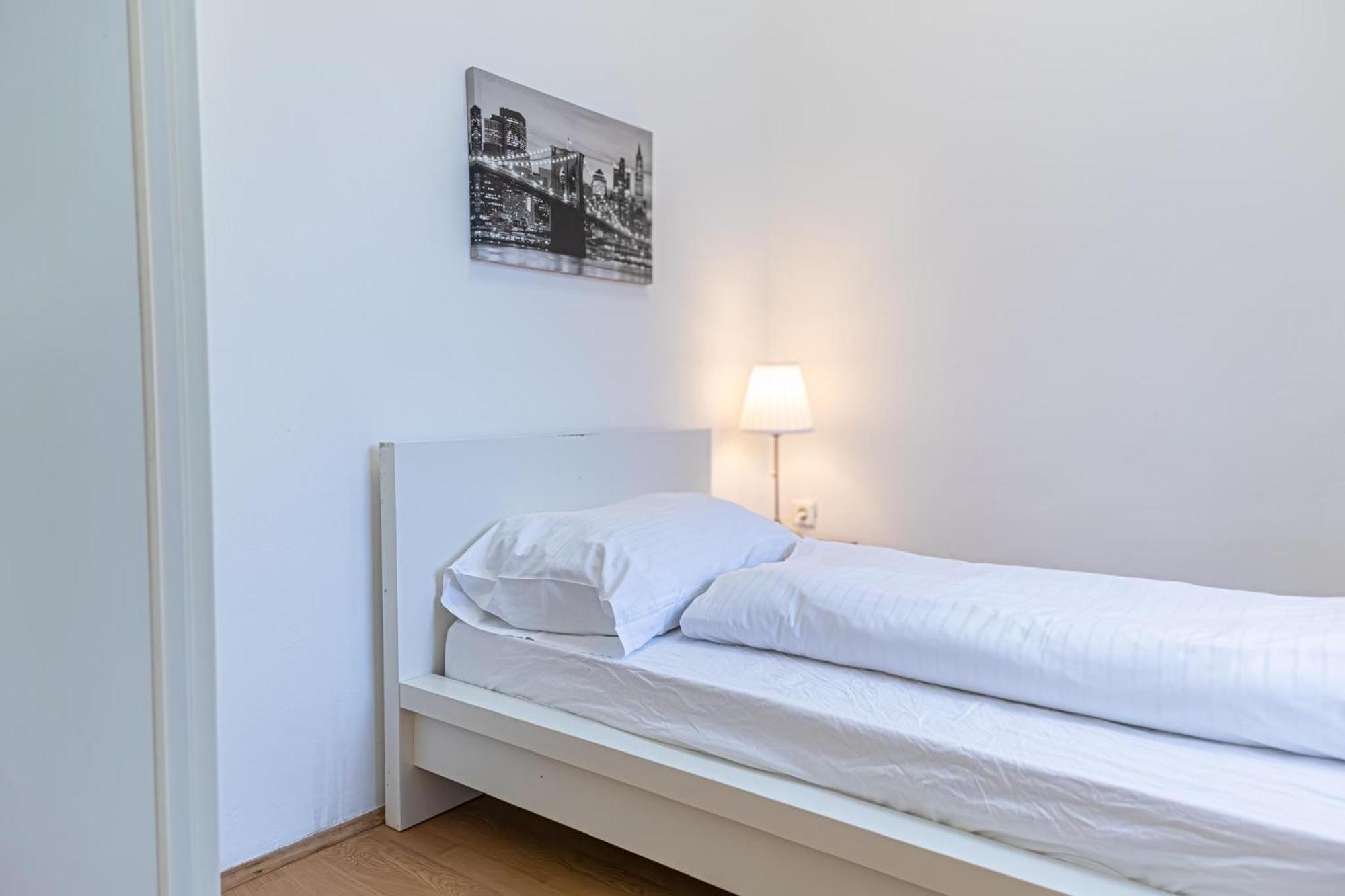 Spacious 2br -near Wiener Stadthalle Burggassewiener Well Located Apartment *