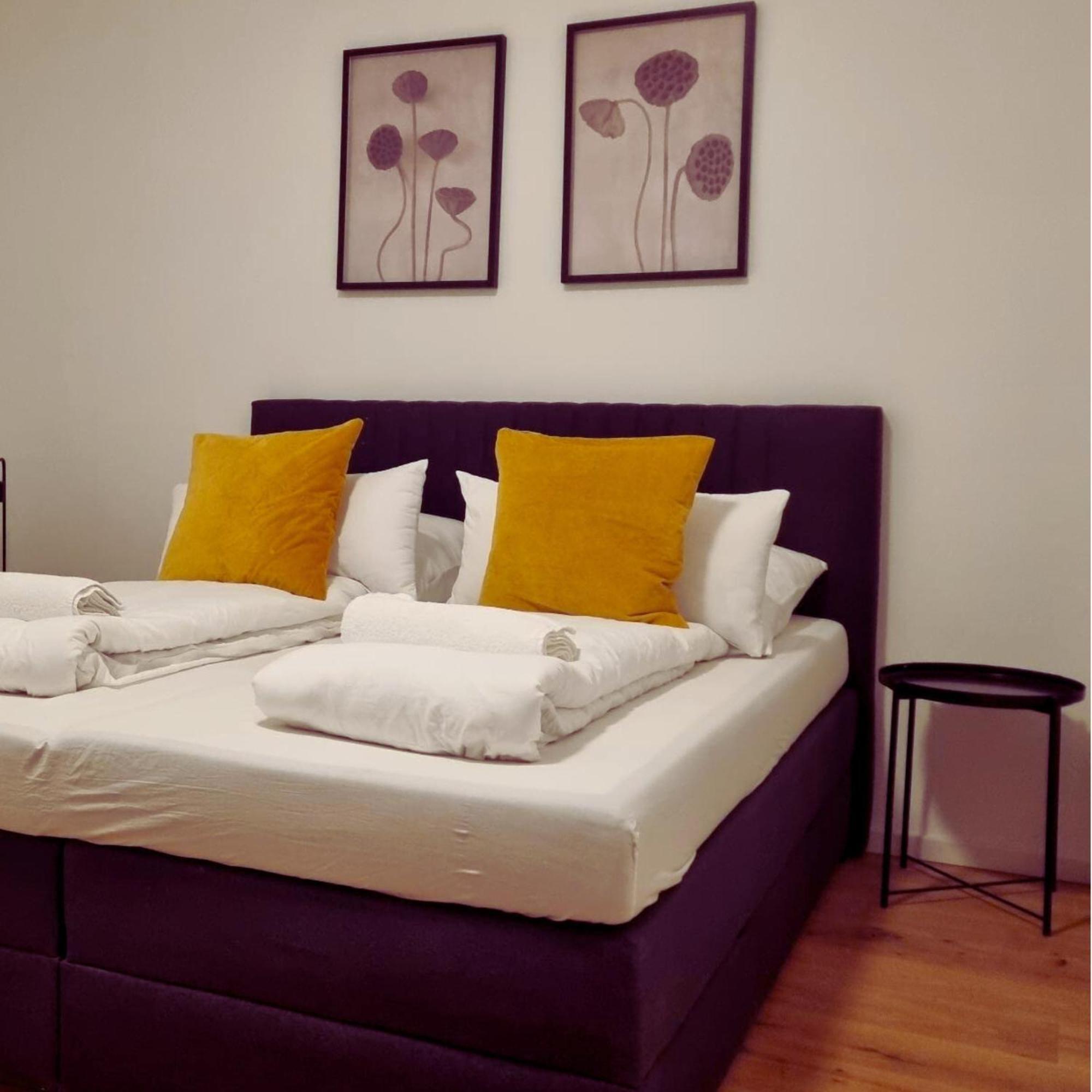 West Center Apartment *