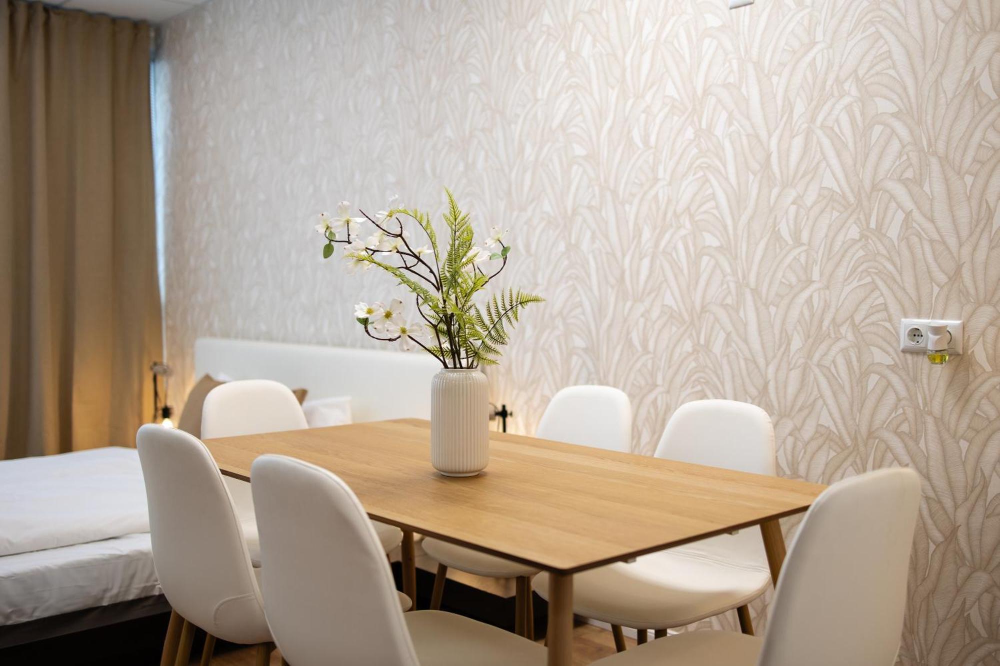 4 You- Familyroom * Vienna