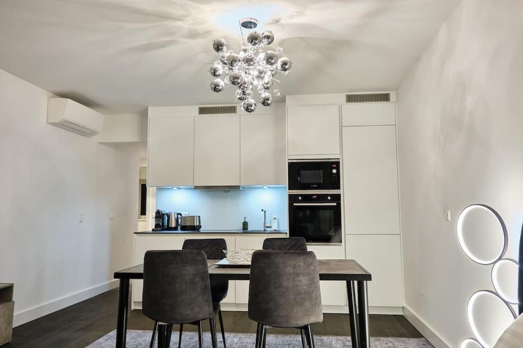High End Long Apartment *