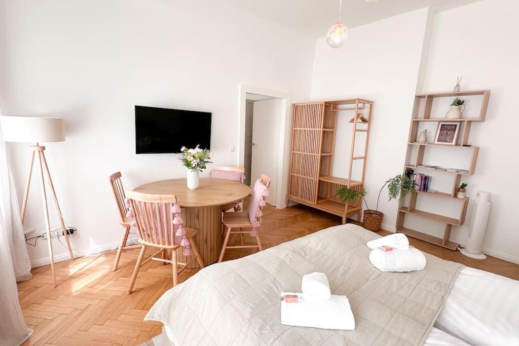 Comfortable 2 Bedroom Apartment *