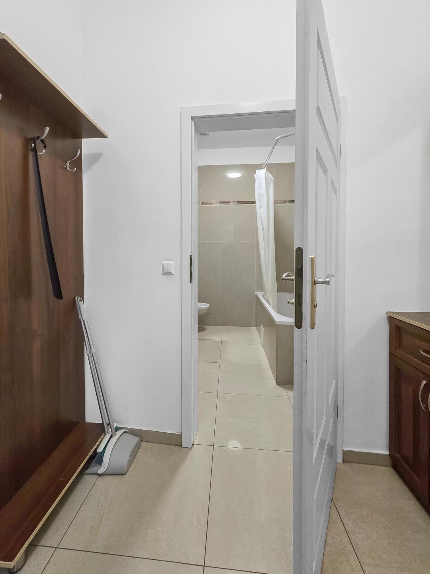 Two-bedroom Balcony Retreat For 4 Near Millennium Tower * Wien