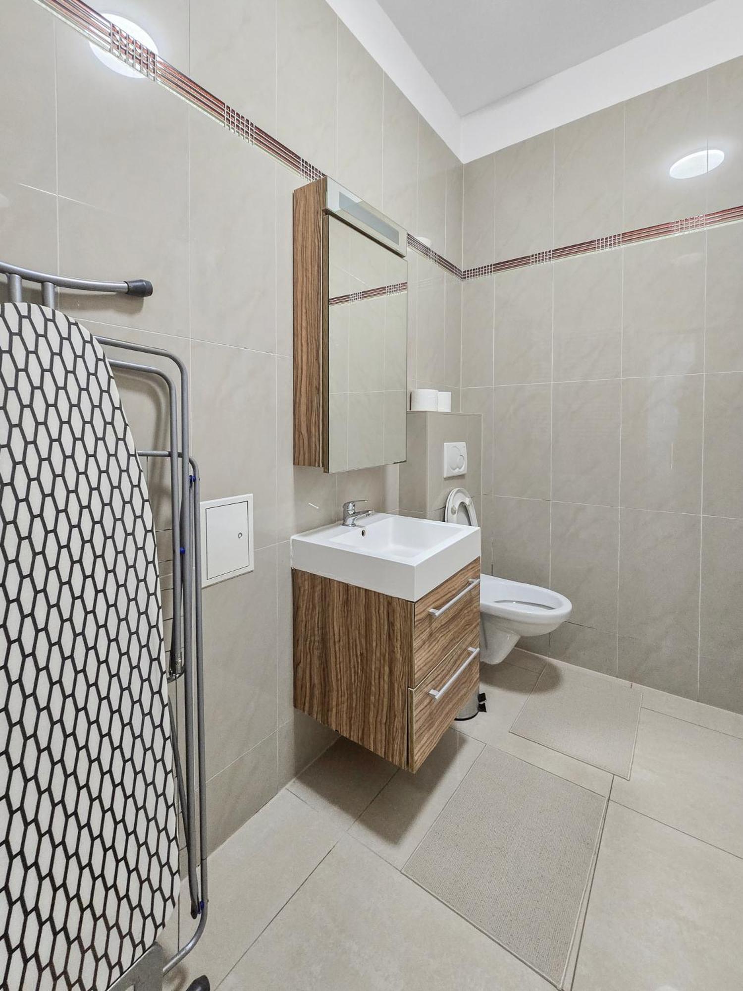 Two-bedroom Balcony Retreat For 4 Near Millennium Tower