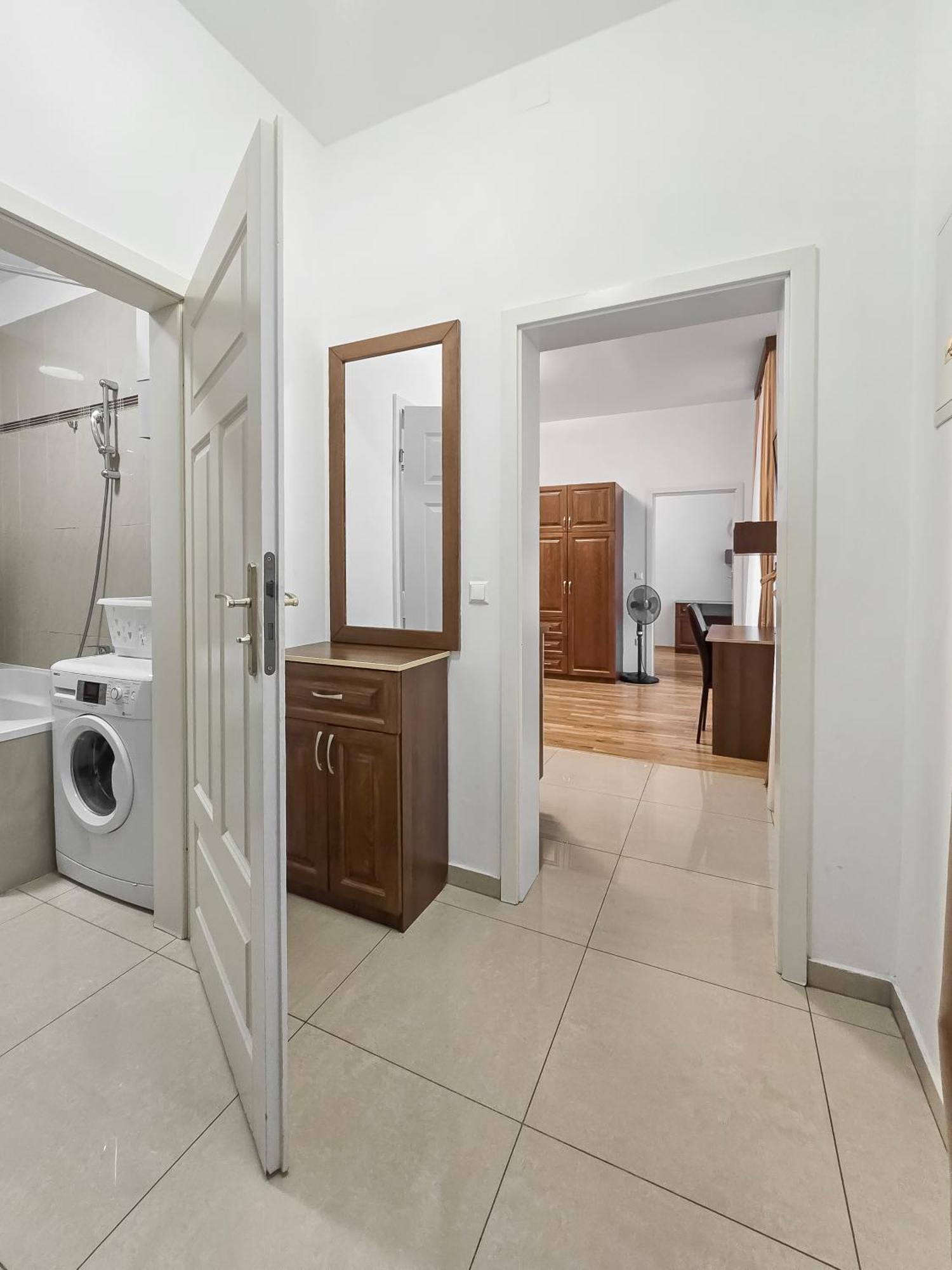 Two-bedroom Balcony Retreat For 4 Near Millennium Tower *