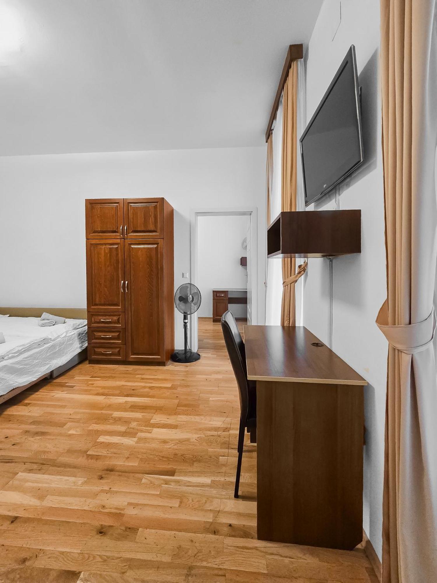 Two-bedroom Balcony Retreat For 4 Near Millennium Tower *