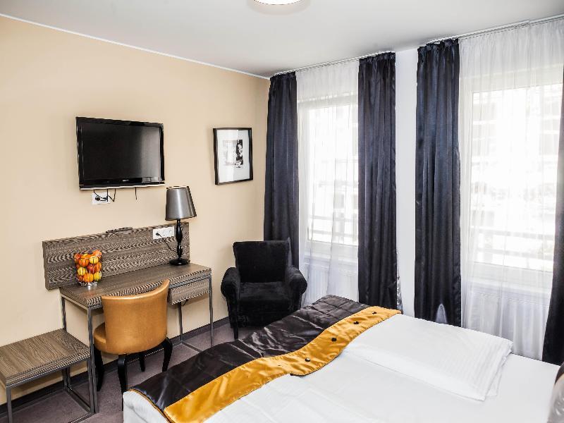 Elaya West Hotel