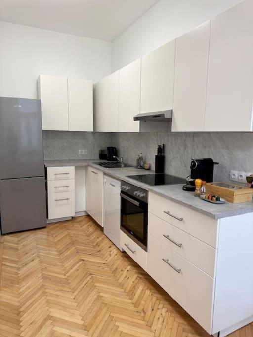 Modernes In Karlsplatz Naehe 15 *