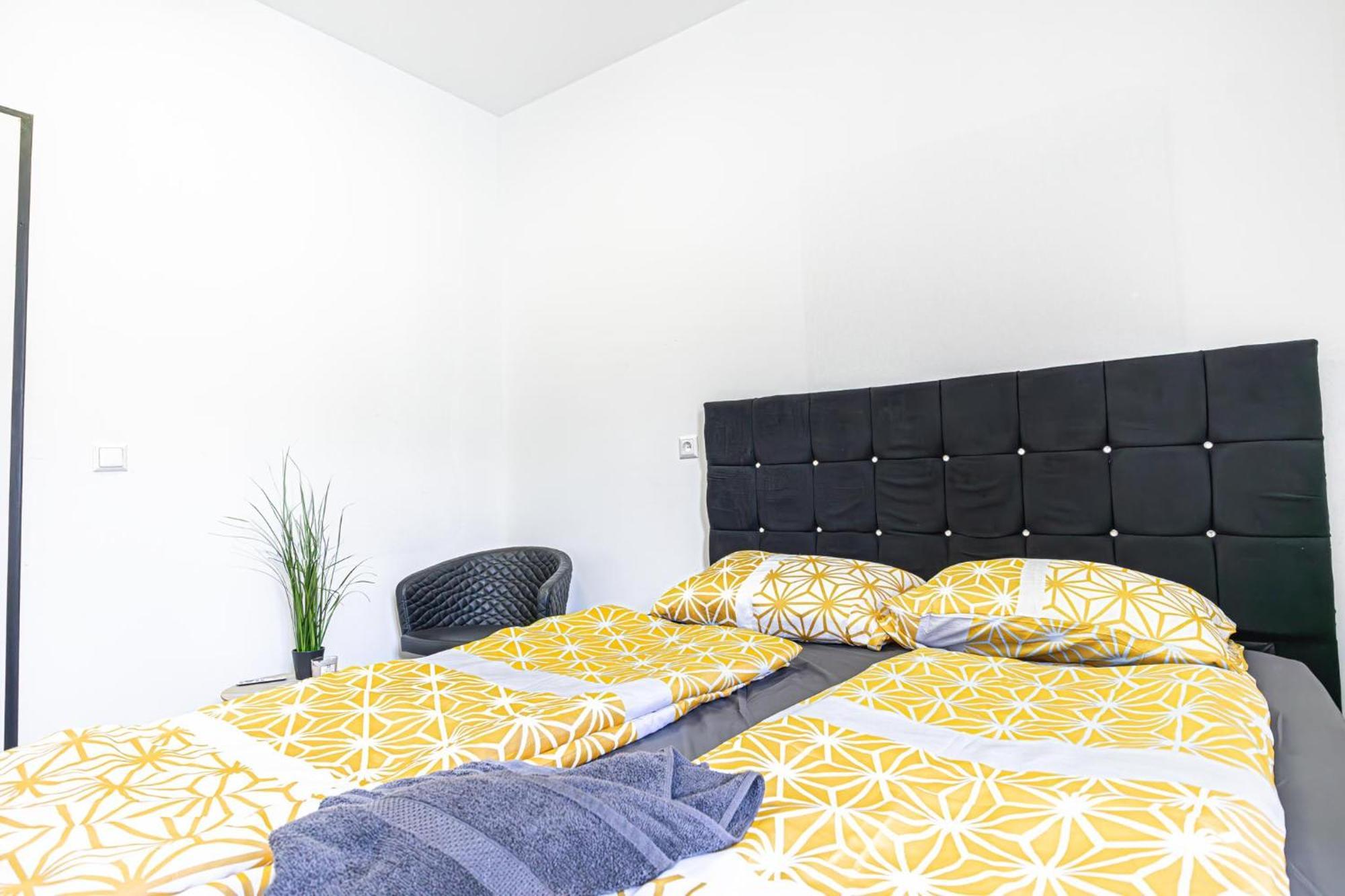 Near Schoenbrunn - Economy In Shared At Meidling Train Station Hostel *