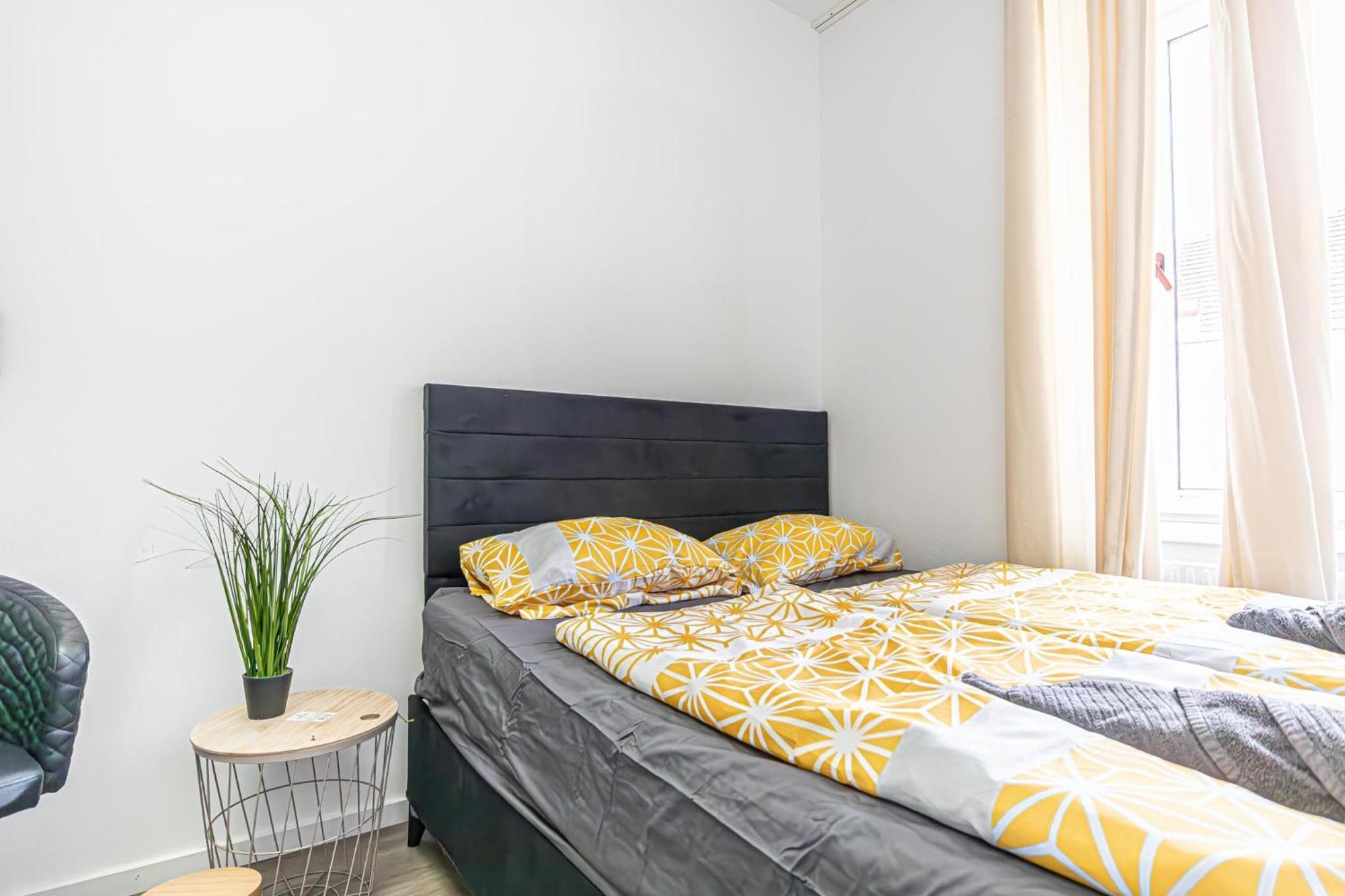 Near Schoenbrunn - Economy In Shared At Meidling Train Station Hostel Vienna