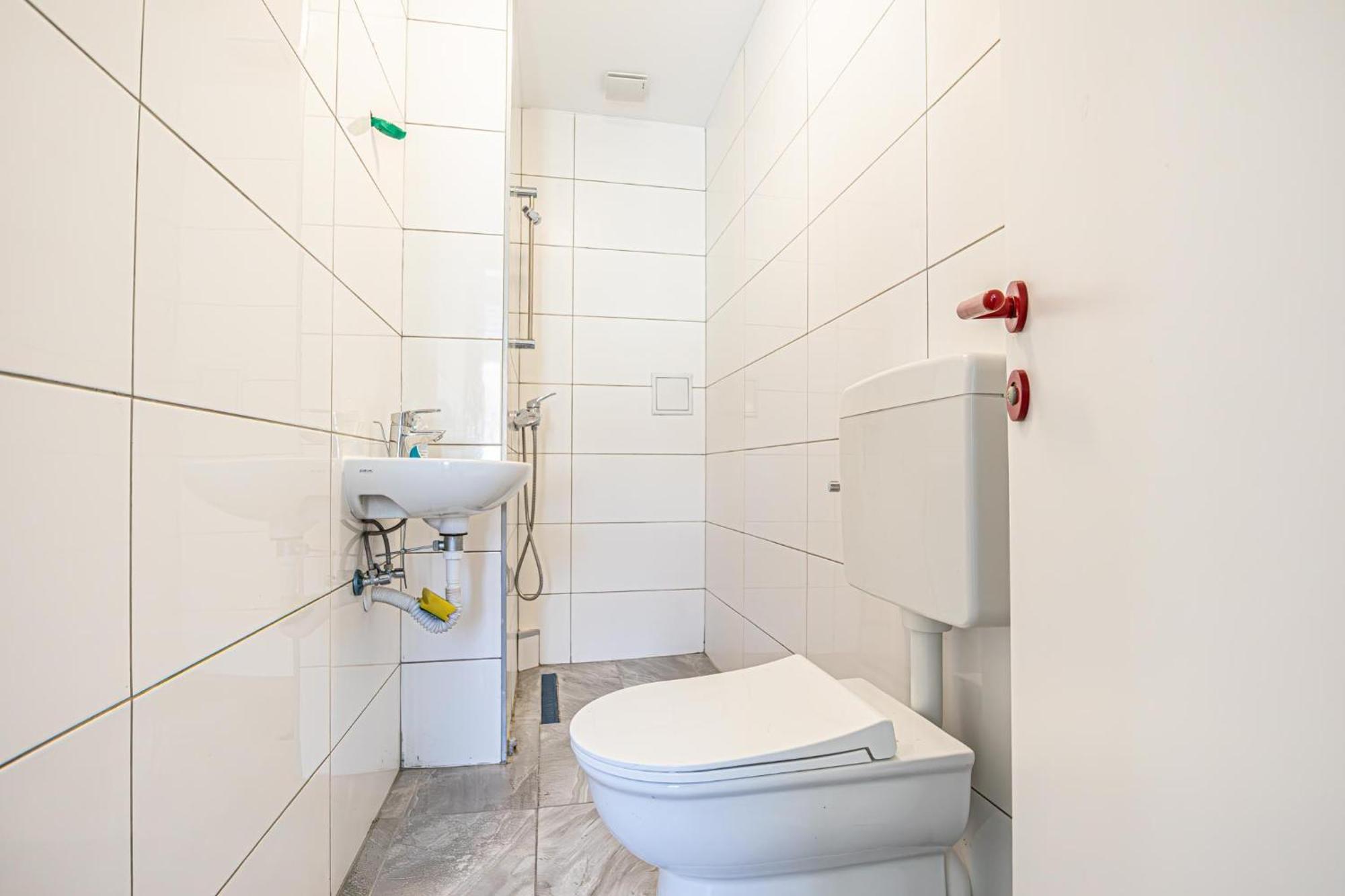 Near Schoenbrunn - Economy In Shared At Meidling Train Station Hostel Vienna