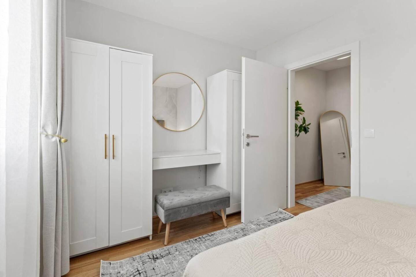 Apartment Balkon I Parkplatz I 5 Minuten Zum Einkaufszentrum I Schnelles Wlan