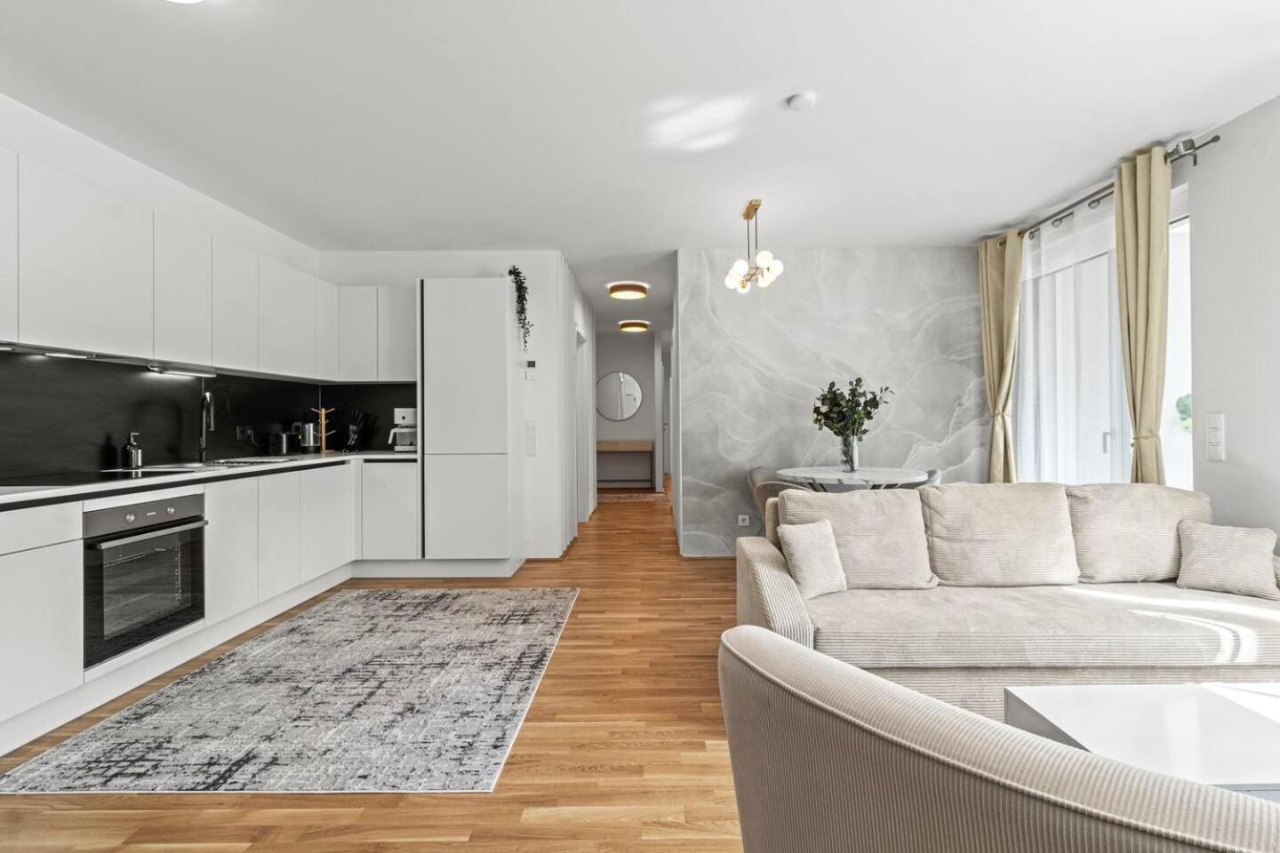 Balkon I Tiefgaragen Parkplatz I 5 Min Zum Einkaufszentrum I Schnelles Wlan *