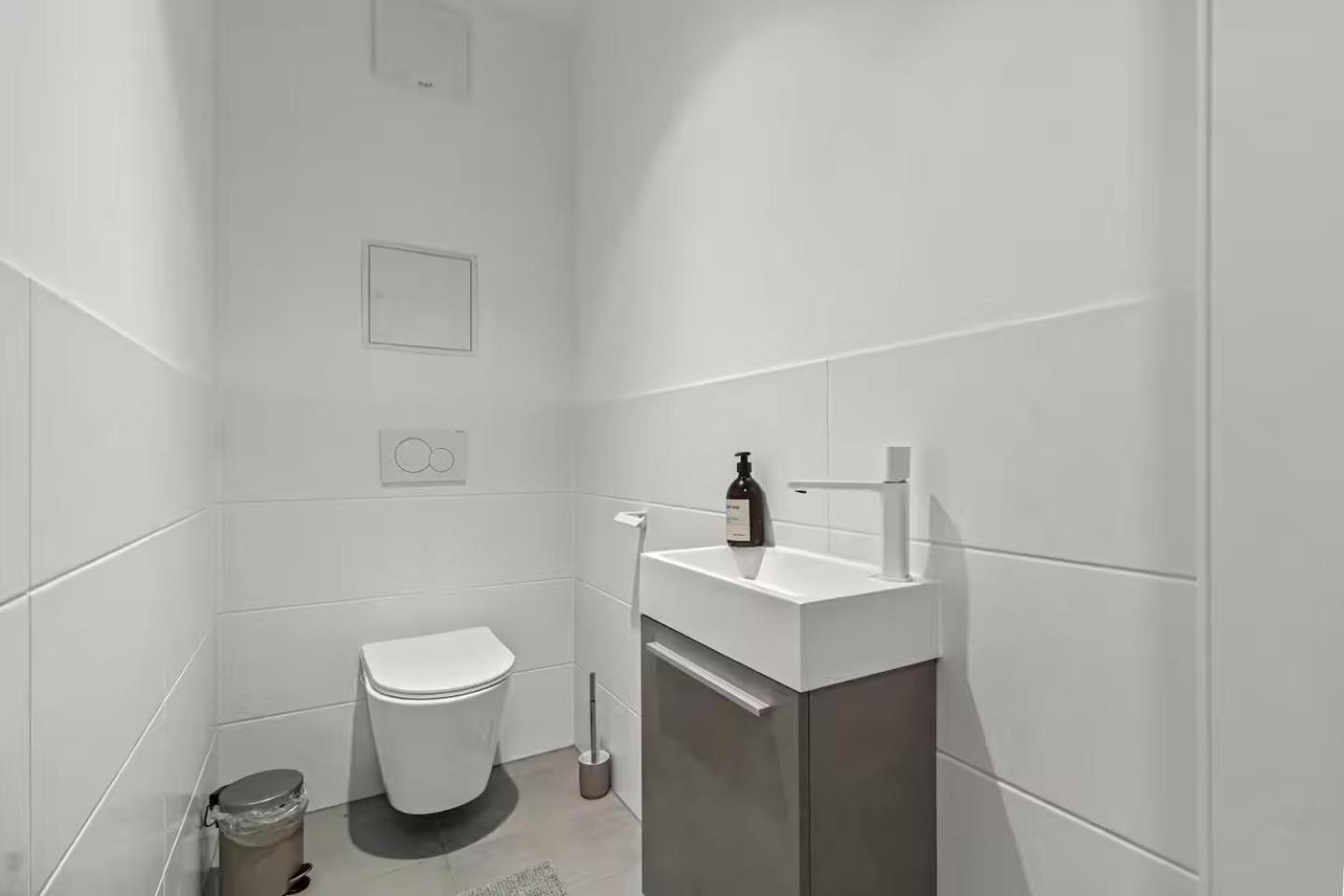 Balkon I Tiefgaragen Parkplatz I 5 Min Zum Einkaufszentrum I Schnelles Wlan Apartment Vienna