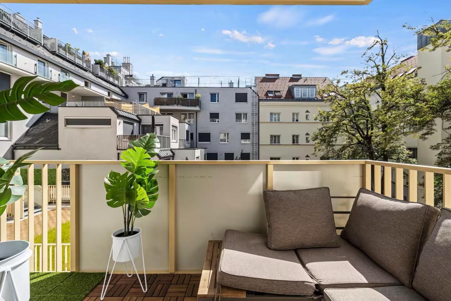 Balkon I Tiefgaragen Parkplatz I 5 Min Zum Einkaufszentrum I Schnelles Wlan Vienna