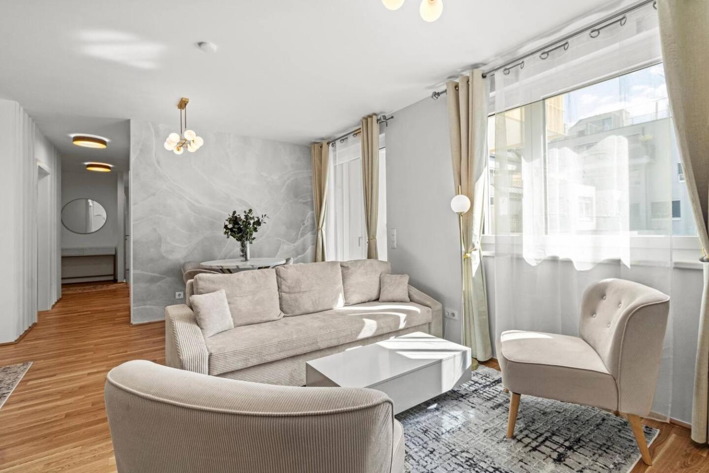 Balkon I Tiefgaragen Parkplatz I 5 Min Zum Einkaufszentrum I Schnelles Wlan Apartment *