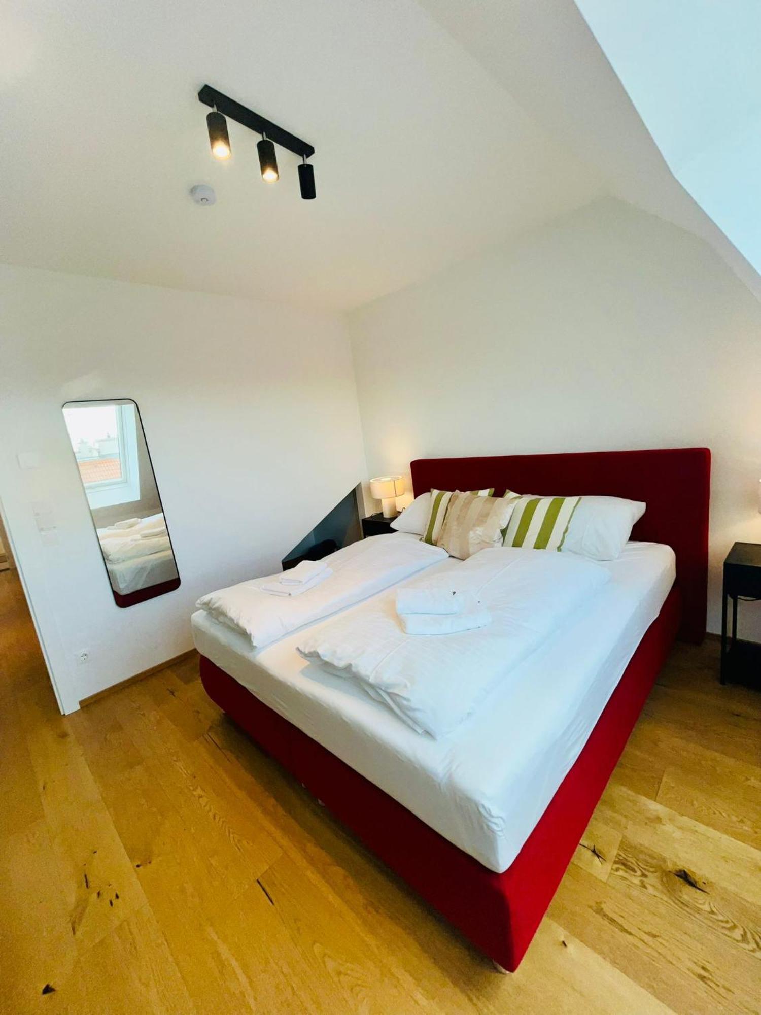 Orestaliving - Penthouse With Designer Renovation * Viena