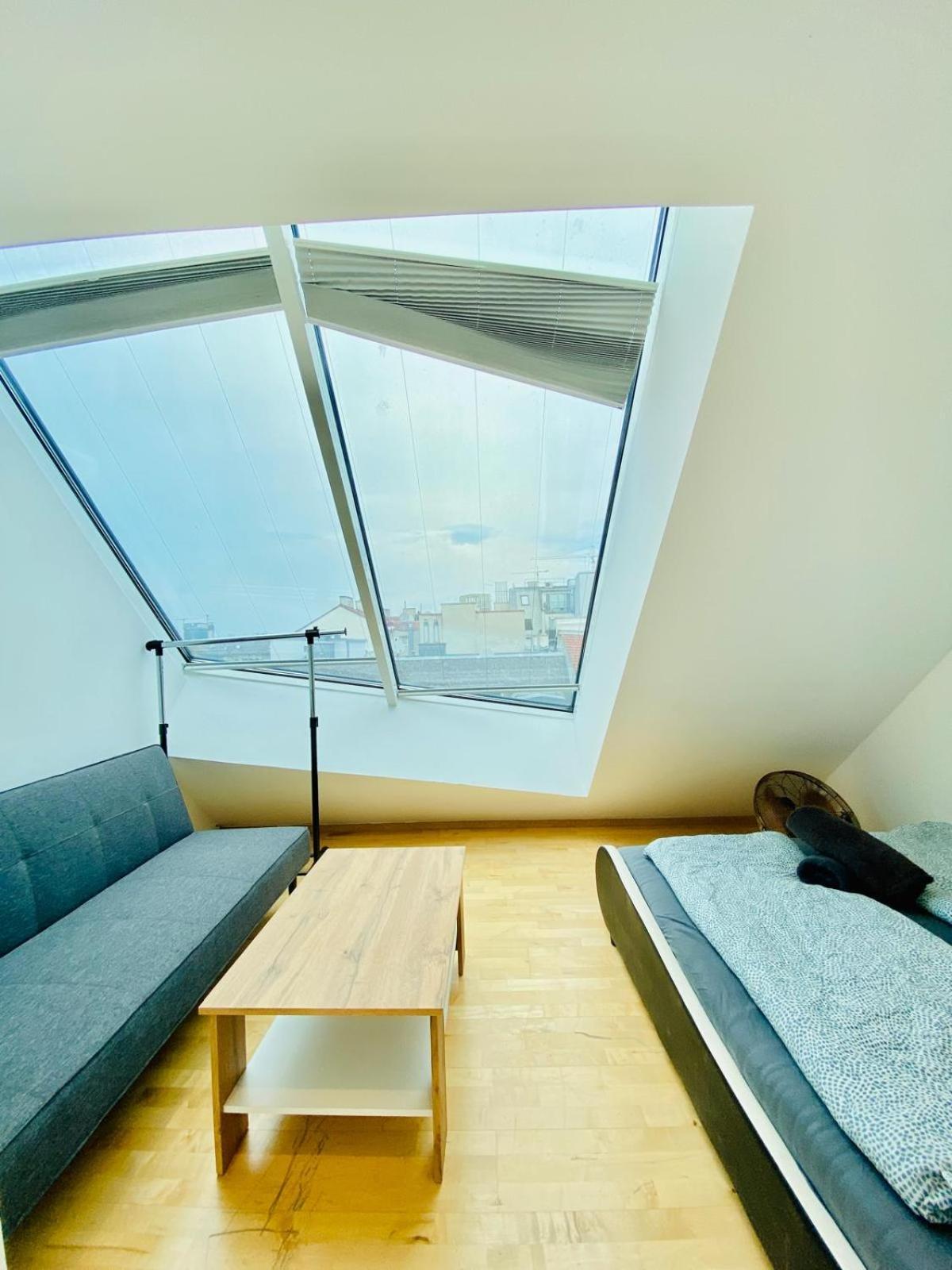 Apartment Comfy Central 4-bedroom Shared With Two Levels