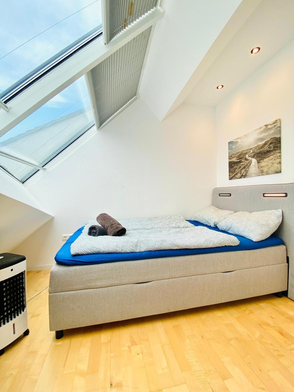 Apartment Comfy Central 4-bedroom Shared With Two Levels