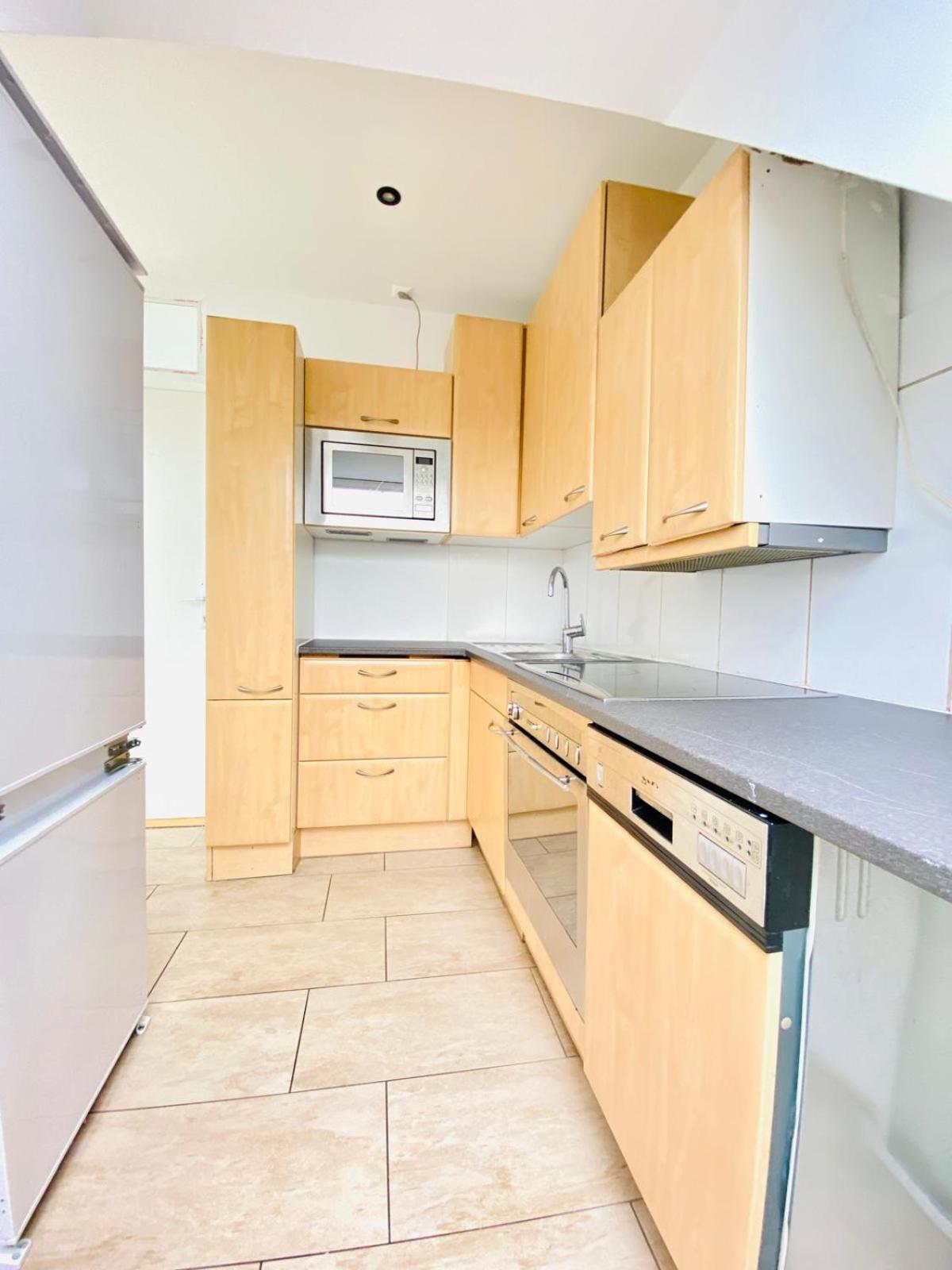 Comfy Central 4-bedroom Shared With Two Levels Vienna