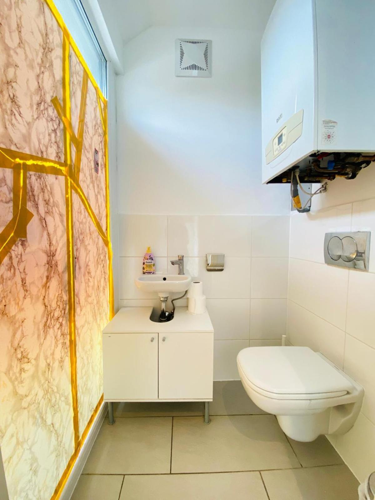 Comfy Central 4-bedroom Shared With Two Levels Apartment *