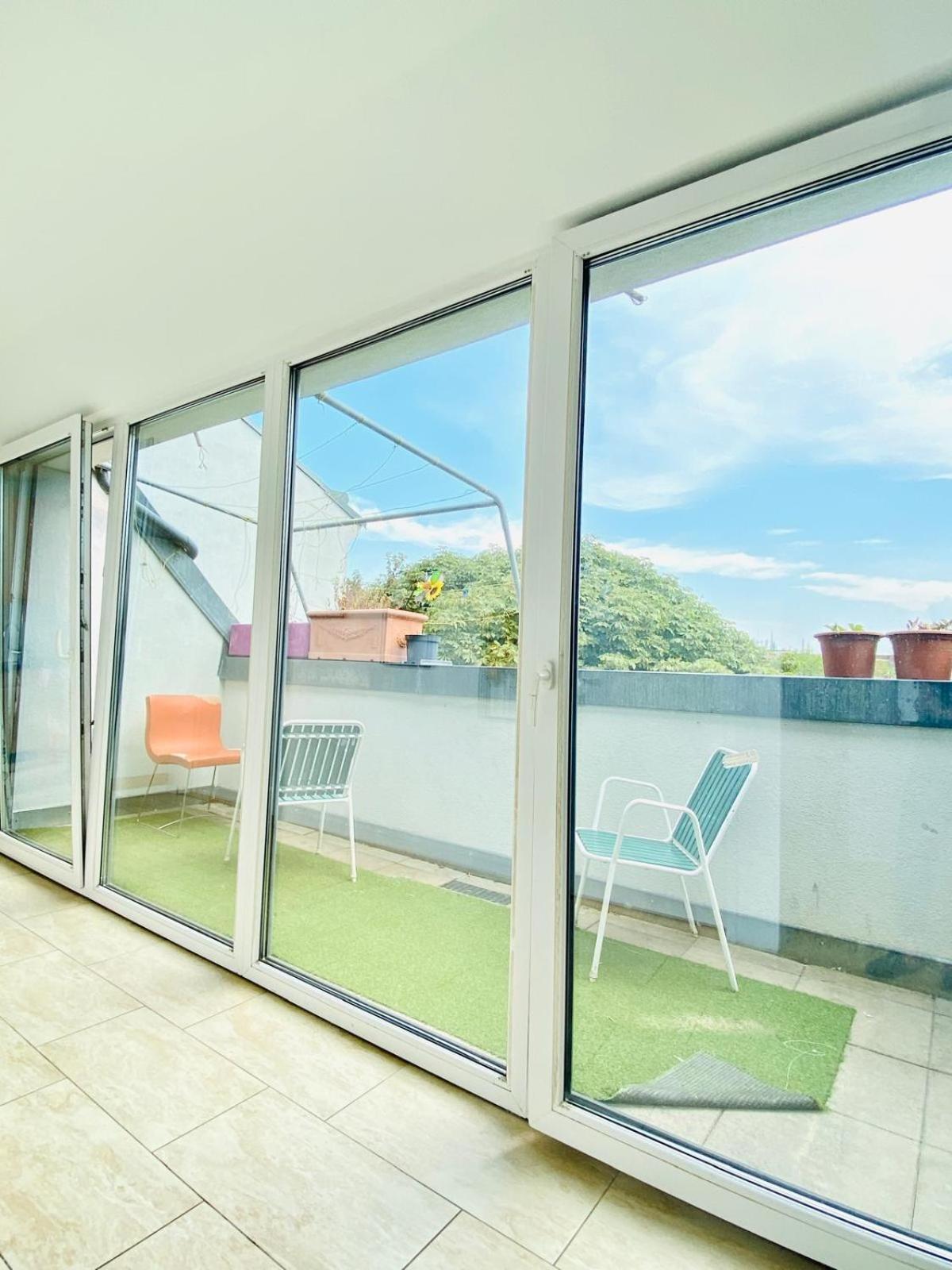 Apartment Comfy Central 4-bedroom Shared With Two Levels *