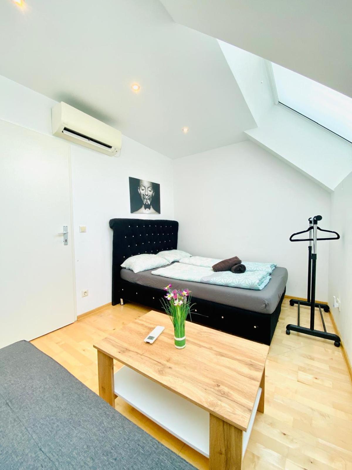 Comfy Central 4-bedroom Shared With Two Levels *