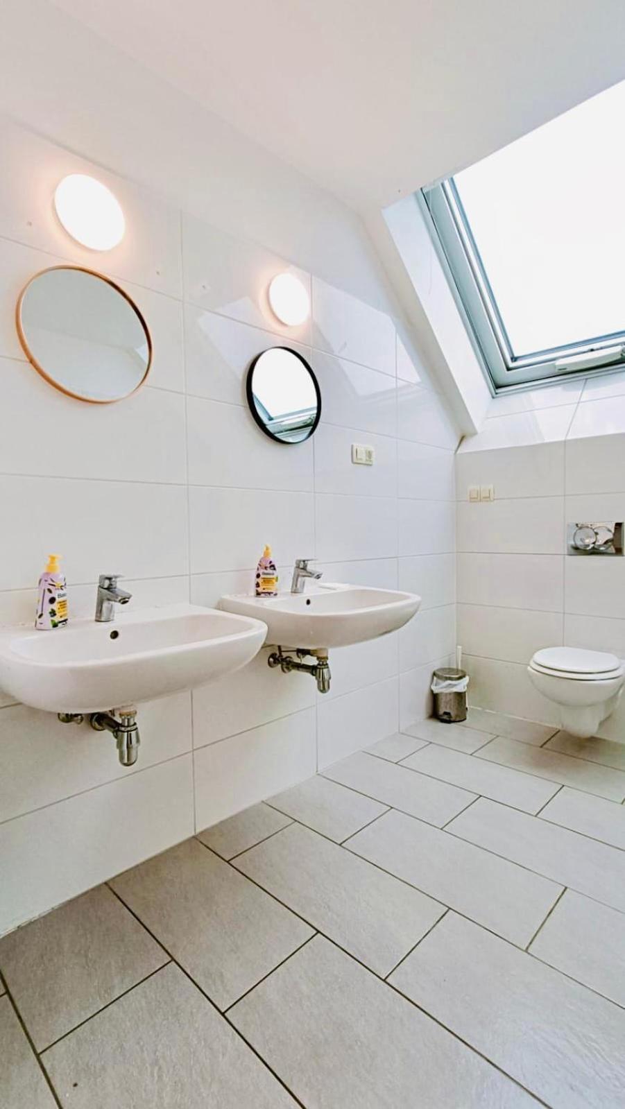 Comfy Central 4-bedroom Shared With Two Levels Vienna