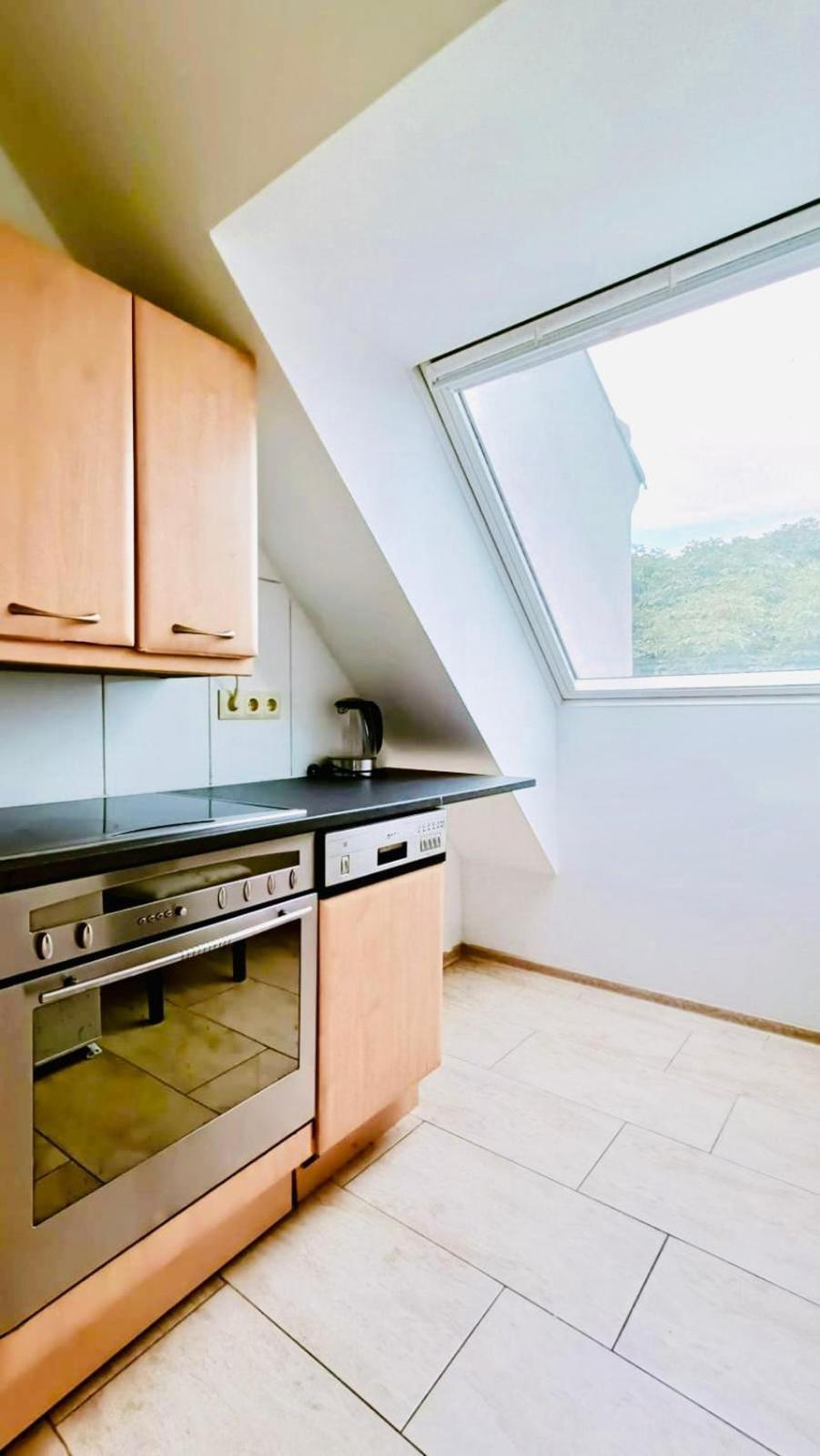 Apartment Comfy Central 4-bedroom Shared With Two Levels