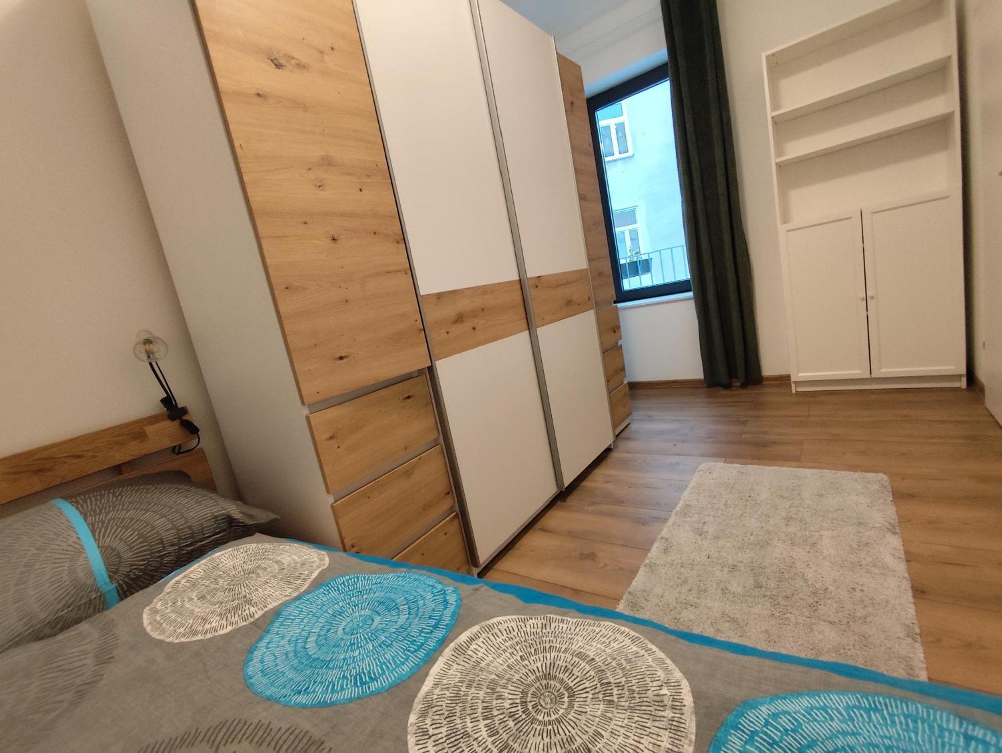 Cozy In Location With Free Parking