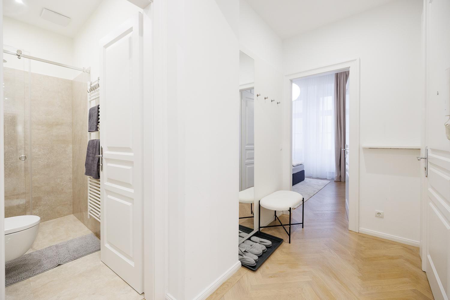 Stylish 1-bedroom 2-bath By Canal Minutes From Historic Centre Apartment