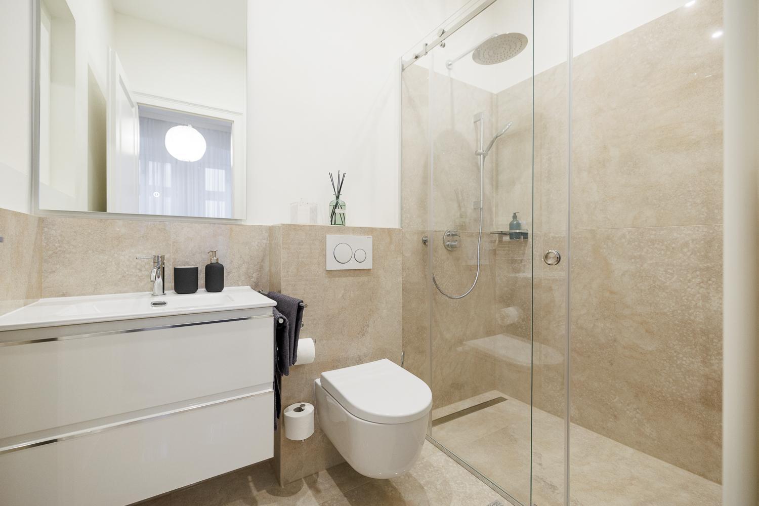 Stylish 1-bedroom 2-bath By Canal Minutes From Historic Centre