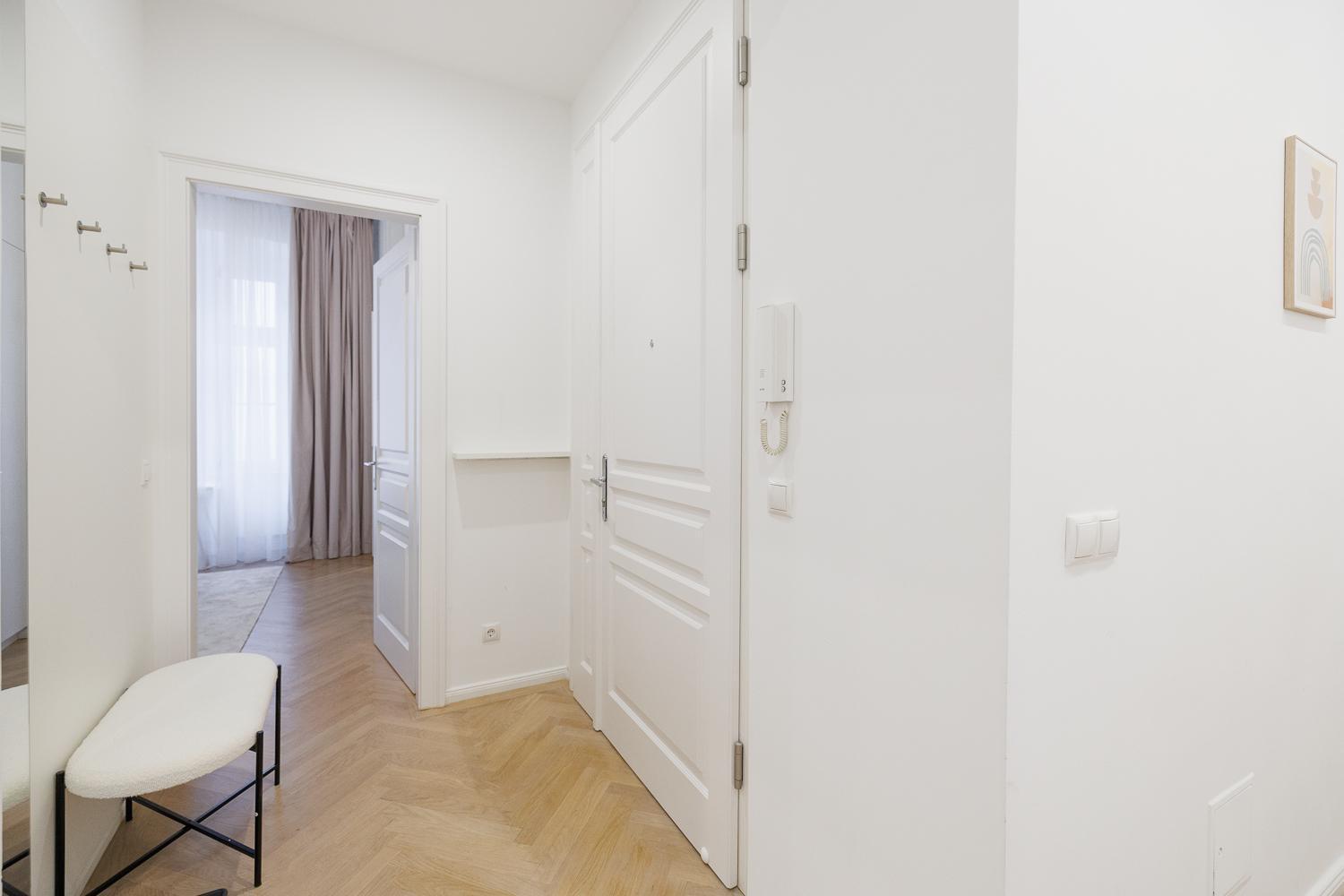 Stylish 1-bedroom 2-bath By Canal Minutes From Historic Centre Apartment *