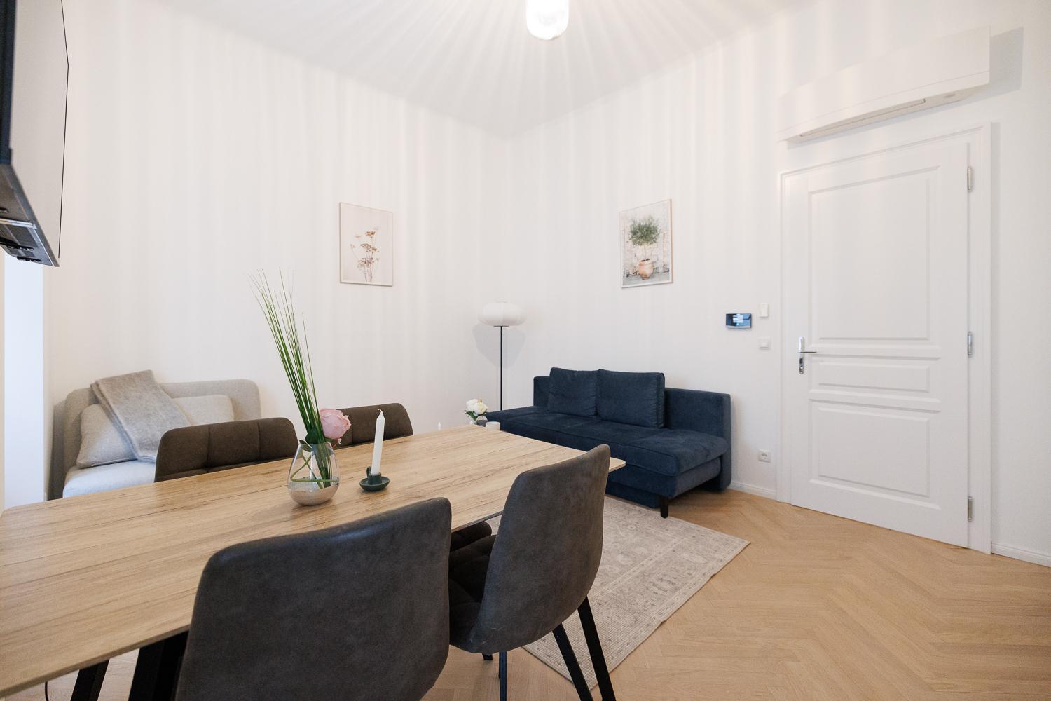Stylish 1-bedroom 2-bath By Canal Minutes From Historic Centre Apartment *