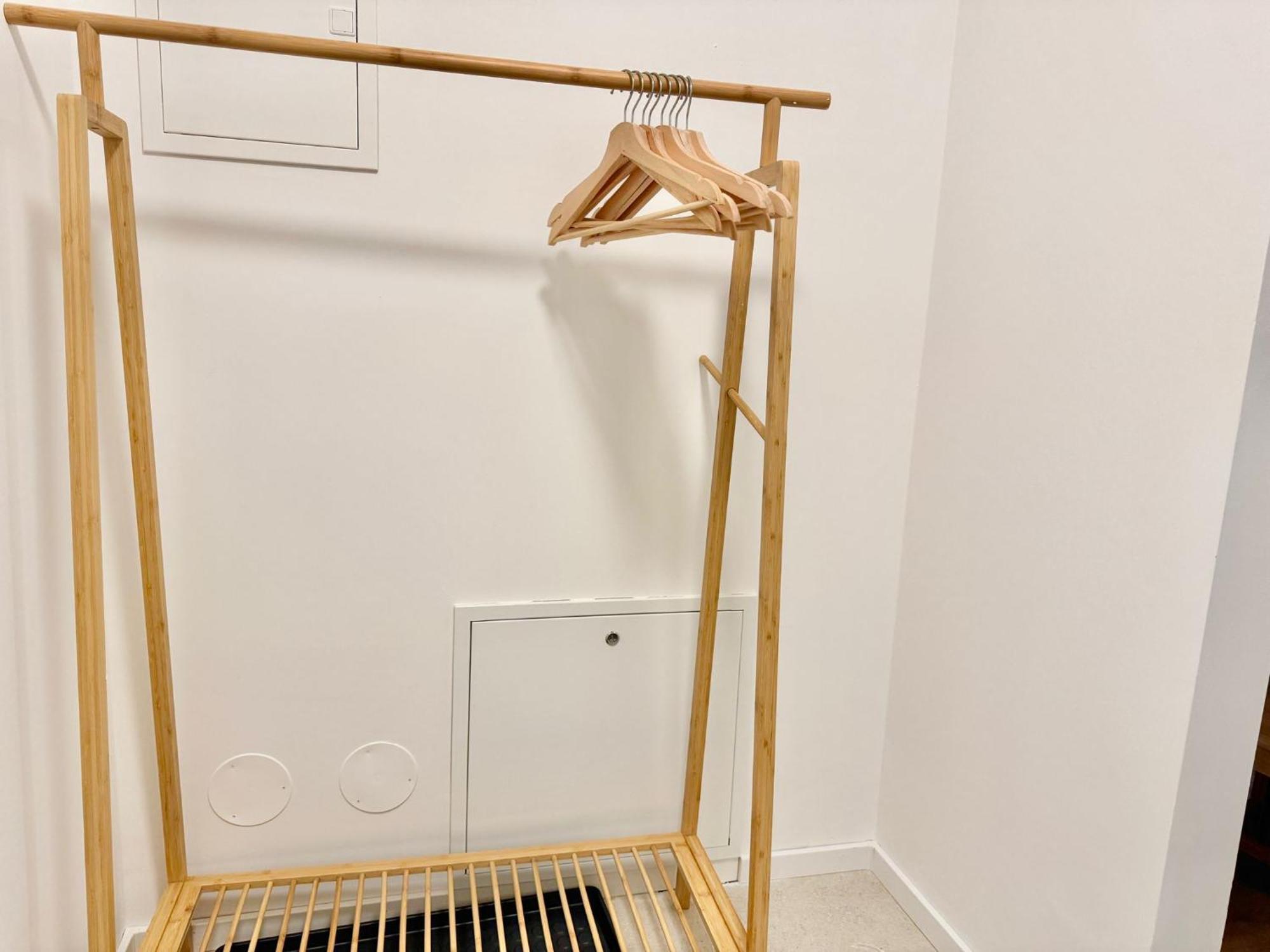Apartment Design With Balcony & Free Parking *