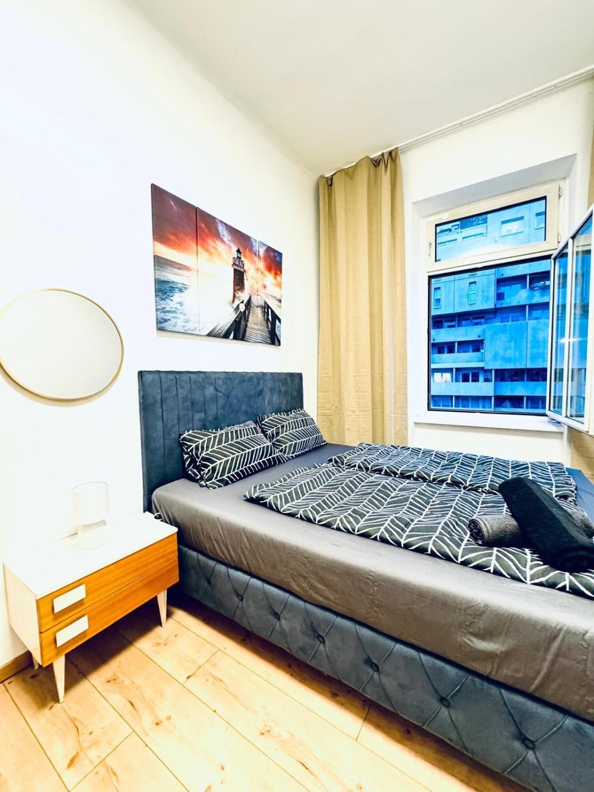 Apartment Amazing 4br Shared 10 Minute Walk To Fac Platz *
