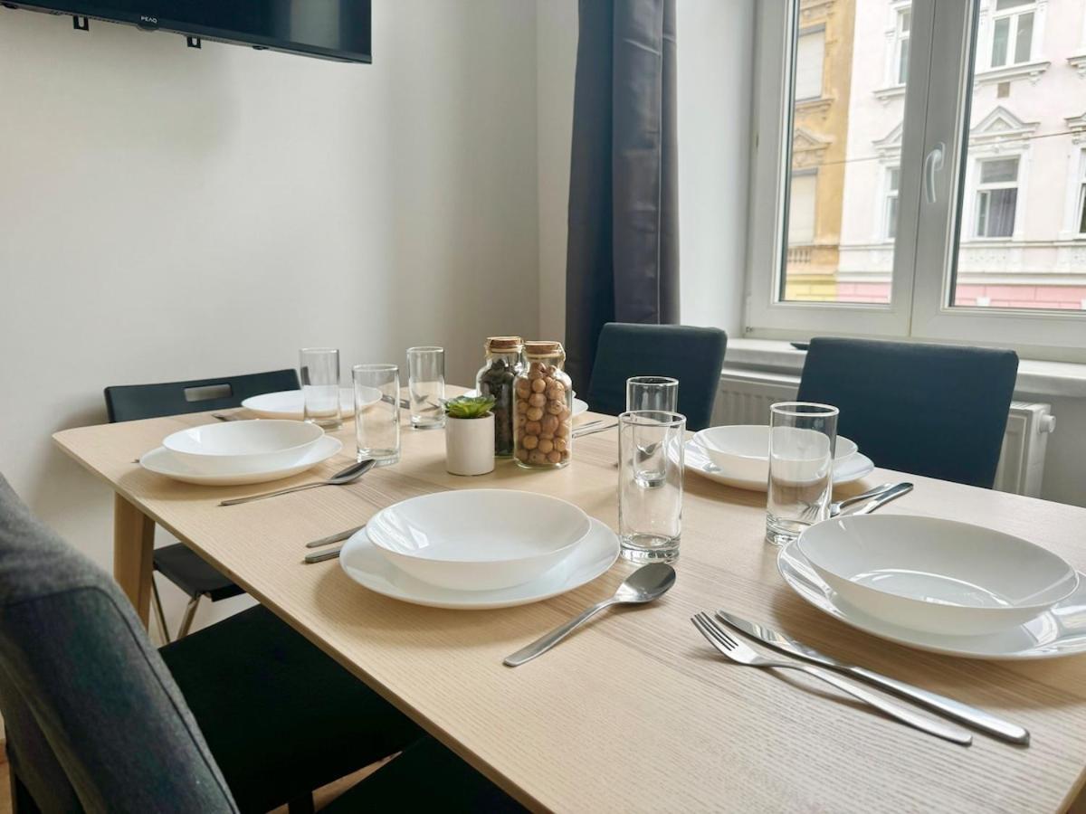 Stylish & Renovated With Free Parking Apartment *