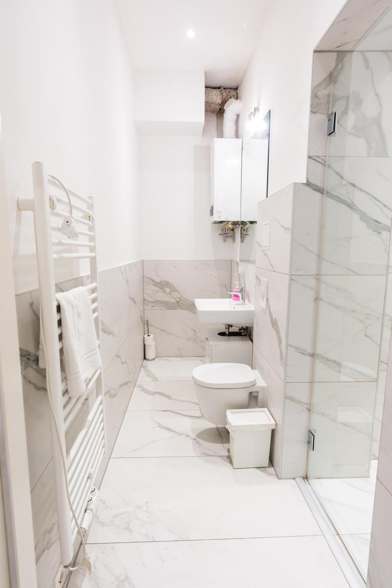 - Metro 1160 Apartment *