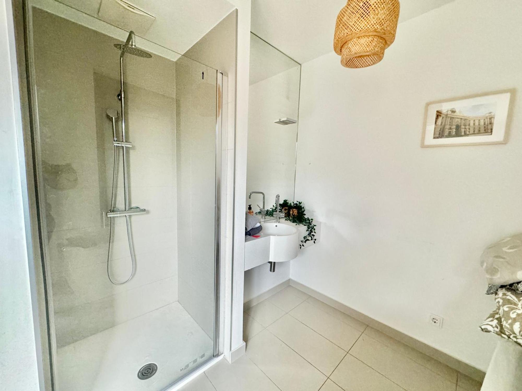 Modern 4 Room-apartment With Free Parking Apartment