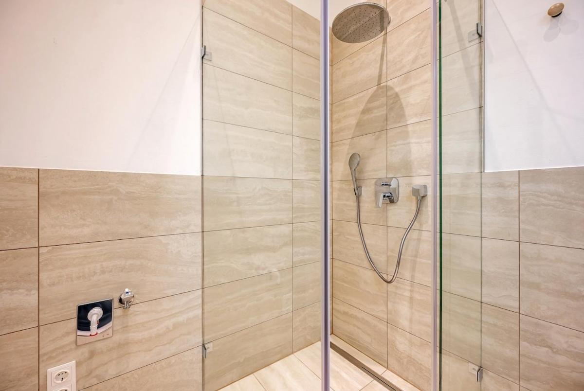 Majestic - With Aircondition! Apartment