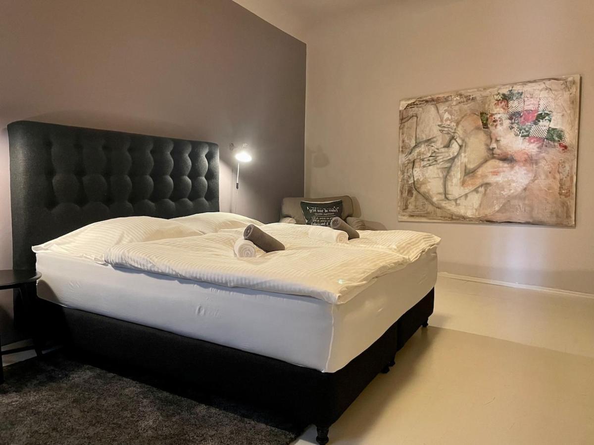 Charming With Two Bedrooms Apartment *