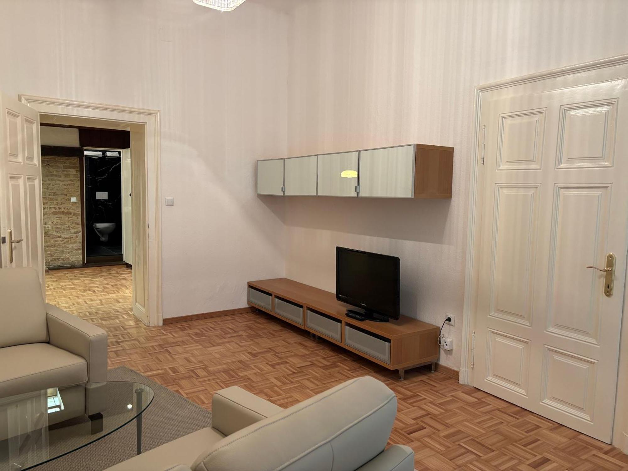 Carlton Apartment *