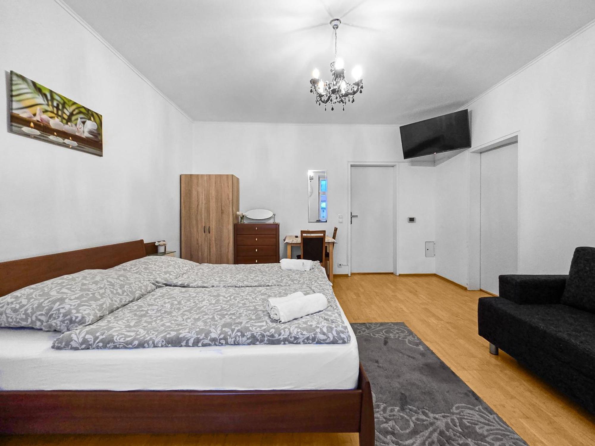 Spacious Three-bedroom, Three King-size Beds * Vienna